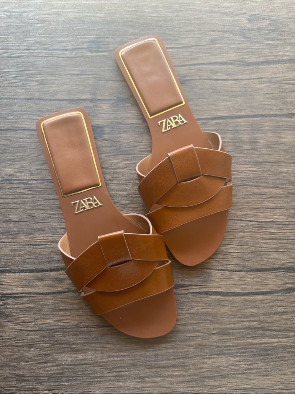 ZARA WOMEN’S FLAT CROSSED LEATHER SANDALS
